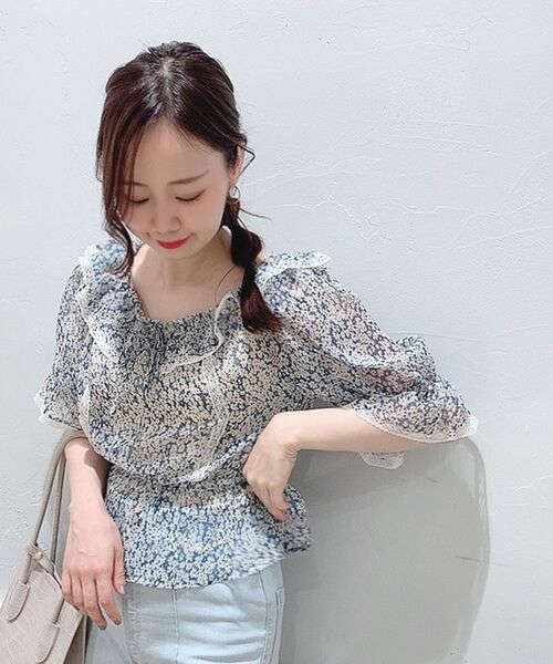 MAJESTIC LEGON（マジェスティックレゴン）の「ガーリーパターンフリルブラウス（シャツ/ブラウス・レディース・ブラック系その他/イエロー系その他/ホワイト系その他2/ブルー系その他2・SMALL/MEDIUM）」の3枚目の写真