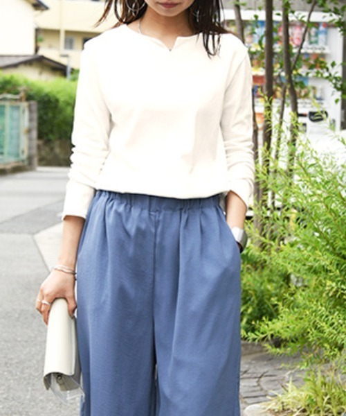 and it_(アンドイット)の「Beコルテキーネックデイリーロングカットソー(Tシャツ/カットソー・レディース・ブラック/ダークブラウン/ブラウン/オフホワイト/カーキ/オートミール・FREE)」の3枚目の写真