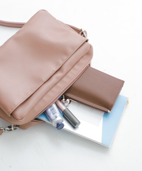 osharewalker（オシャレウォーカー）の「『多収納スクエアショルダーバッグ』（ショルダーバッグ・レディース・ブラック/ピンク/アイボリー/キャメル/グレイッシュブルー・FREE）」の7枚目の写真