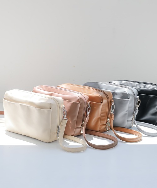 osharewalker（オシャレウォーカー）の「『多収納スクエアショルダーバッグ』（ショルダーバッグ・レディース・ブラック/ピンク/アイボリー/キャメル/グレイッシュブルー・FREE）」の17枚目の写真