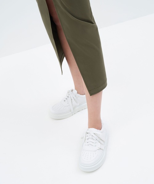 CHARLES & KEITH（チャールズ & キース）の「レースアップ ベルクロスニーカー / Lace-Up Velcro Sneakers（スニーカー・レディース・ホワイト/グリーン/アイボリー/ブラック・25.5cm/23cm/24.5cm/25cm/22.5cm/23.5cm）」の5枚目の写真
