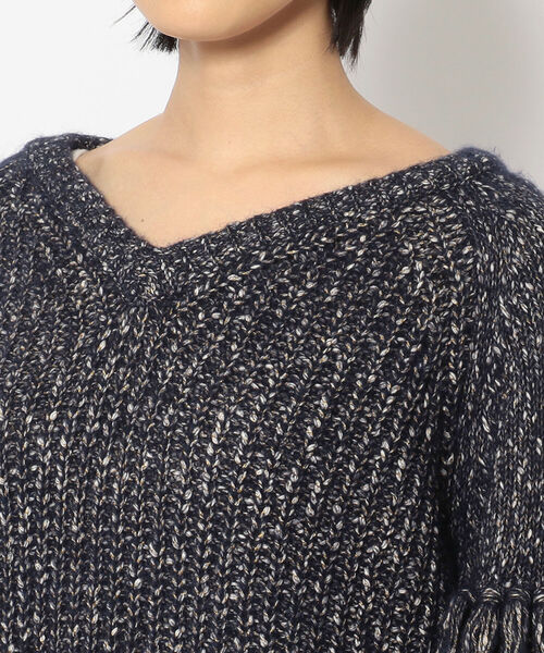 EARIH(アーリ)の「EARIH(アーリ)フリンジVネックニット(ニット/セーター・レディース・ネイビー・FREE)」の7枚目の写真