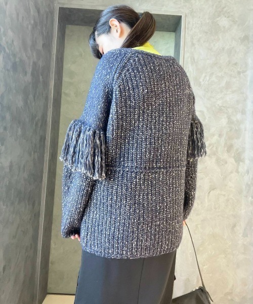 EARIH(アーリ)の「EARIH(アーリ)フリンジVネックニット(ニット/セーター・レディース・ネイビー・FREE)」の5枚目の写真
