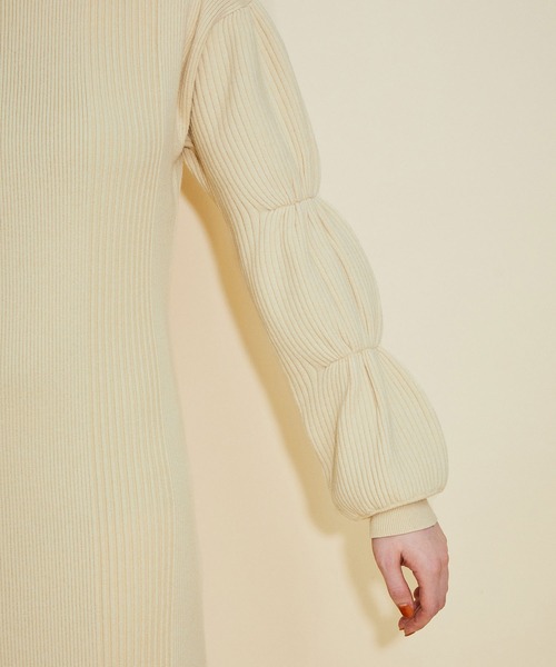 MADEMOISELLE ROPE'(マドモアゼル ロペ)の「パフスリーブウエストシェイプニットワンピース(ワンピース・レディース・オフホワイト/ブルー系その他4・38)」の6枚目の写真