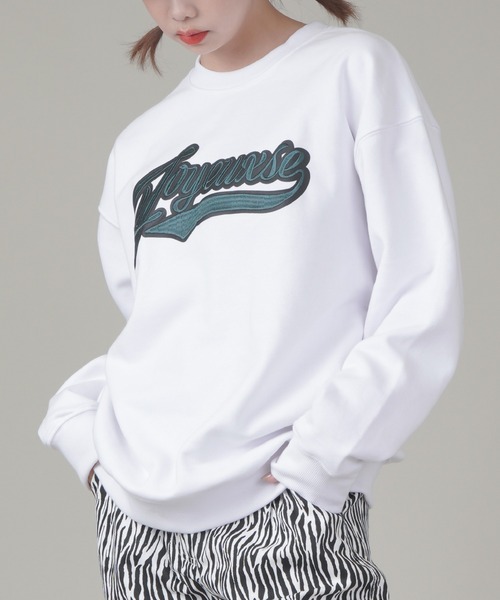 SPINNS（スピンズ）の「【ゆったりシルエット】裏起毛 刺繍ロゴスウェット（スウェット・レディース・ダークパープル/ダークグリーン/ネイビー/オフホワイト・ONESIZE）」の2枚目の写真