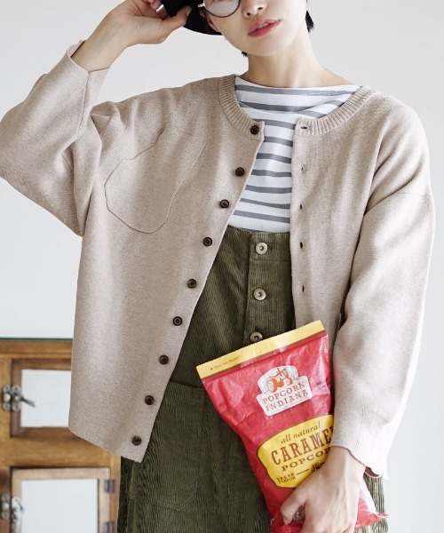 apartment department（アパートメントデパートメント）の「ミラノリブ ポケット付きカーディガン（カーディガン/ボレロ・レディース・グレイッシュベージュ/ブラック・M）」の2枚目の写真