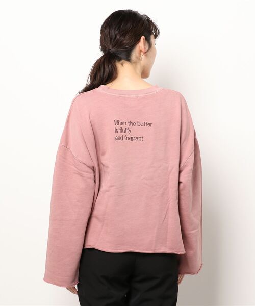 Samansa Mos2(サマンサ モスモス)の「ピグメント加工裏毛バックロゴ刺繍スウェット(スウェット・レディース・グリーン/ネイビー/ピンク/ブラウン/ベージュ/マスタード・フリ-)」の11枚目の写真