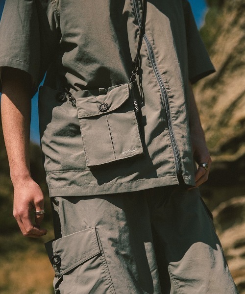 WILD THINGS（ワイルドシングス）の「Schott x WILD THINGS /ショット×ワイルドシングス　 CARGO POCKET SACOSH カーゴ ポケットサコッシュ（ショルダーバッグ・メンズ・ブラック/グレー/オリーブ・FREE）」の15枚目の写真