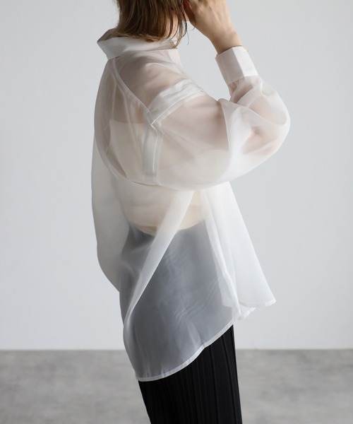 Yucca（ユッカ）の「シアー２WAYブラウス（シャツ/ブラウス・レディース・ホワイト/ダークブラウン/ブラック/グレー・MEDIUM）」の6枚目の写真