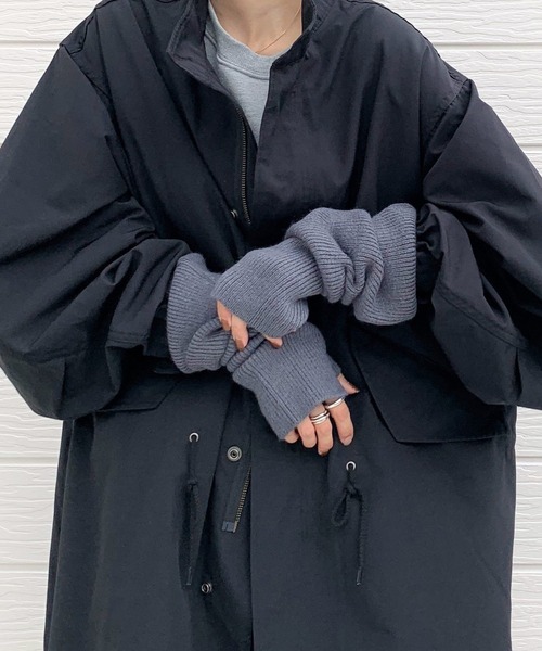 Q（キュー）の「アームウォーマー（アームカバー・レディース・チャコールグレー/グレイッシュベージュ・MEDIUM）」の2枚目の写真