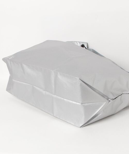 LOCALINA(ロカリナ)の「IMOCK Drawstring toteM(トートバッグ・メンズ・シルバー・FREE)」の2枚目の写真