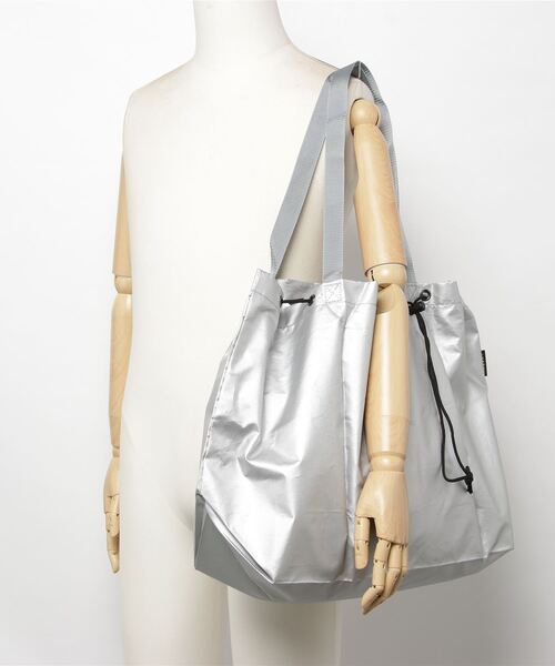 LOCALINA(ロカリナ)の「IMOCK Drawstring toteM(トートバッグ・メンズ・シルバー・FREE)」の4枚目の写真