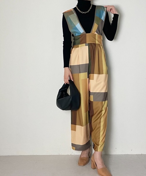 DOLLUPOOPS（ドールアップウップス）の「カラーブロッキングプリントロンパース（サロペット/オーバーオール・レディース・ベージュ/カーキ・38）」の2枚目の写真