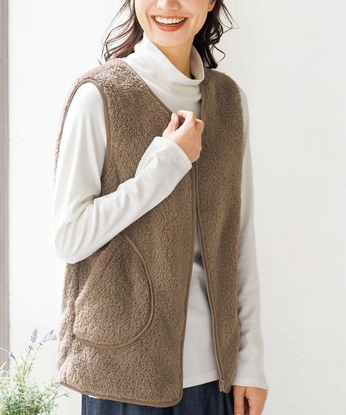BELLUNA PLUS(ベルーナ)の「ボア素材パイピング使いベスト(ベスト・レディース・カーキ/モカ・LARGE/X-LARGE/MEDIUM)」の2枚目の写真