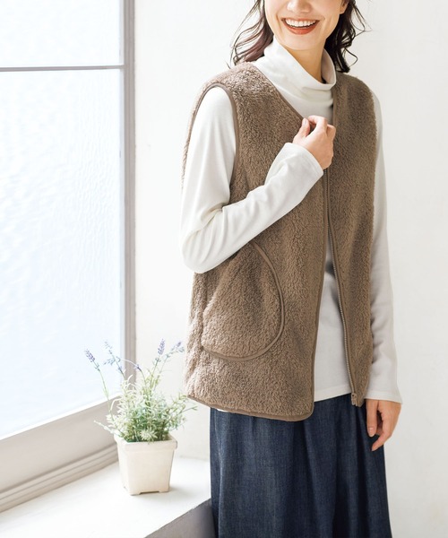 BELLUNA PLUS(ベルーナ)の「ボア素材パイピング使いベスト(ベスト・レディース・カーキ/モカ・LARGE/X-LARGE/MEDIUM)」の5枚目の写真