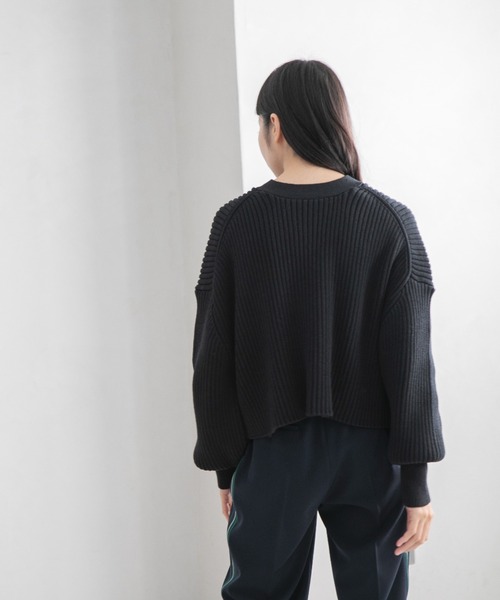 yuw（ユウ）の「リブクロップドブイネックプルオーバー　178544（ニット/セーター・レディース・ブルー/ブラック・FREE）」の8枚目の写真