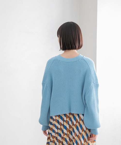 yuw（ユウ）の「リブクロップドブイネックプルオーバー　178544（ニット/セーター・レディース・ブルー/ブラック・FREE）」の13枚目の写真