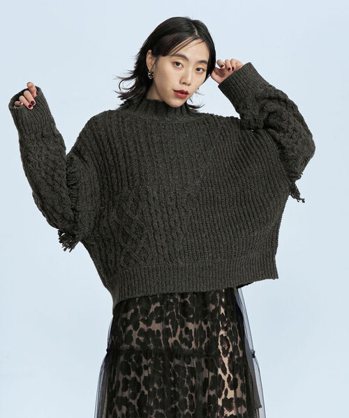 fredy emue(フレディエミュ)の「柄編みフリンジハイネックニット(ニット/セーター・レディース・チャコールグレー/オフホワイト/オリーブ/ブルーグリーン・38)」の3枚目の写真
