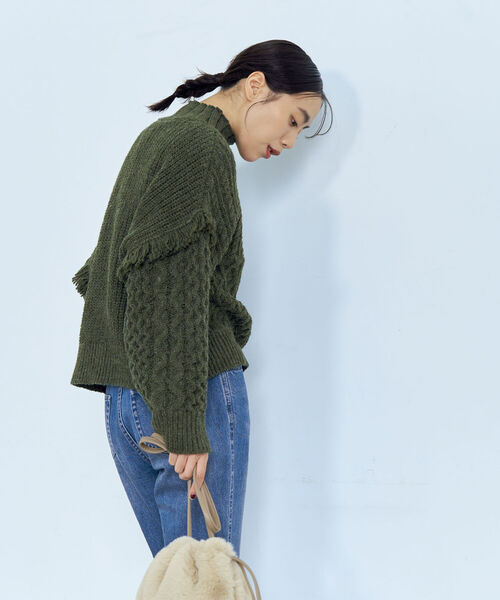 fredy emue(フレディエミュ)の「柄編みフリンジハイネックニット(ニット/セーター・レディース・チャコールグレー/オフホワイト/オリーブ/ブルーグリーン・38)」の17枚目の写真