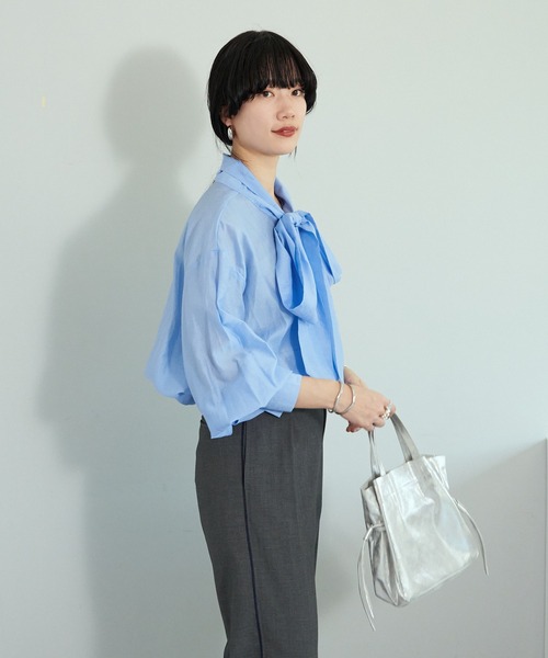 SHENERY(シーナリー)の「ボウタイシアーブラウス(シャツ/ブラウス・レディース・ベージュ/ブルー・FREE)」の7枚目の写真