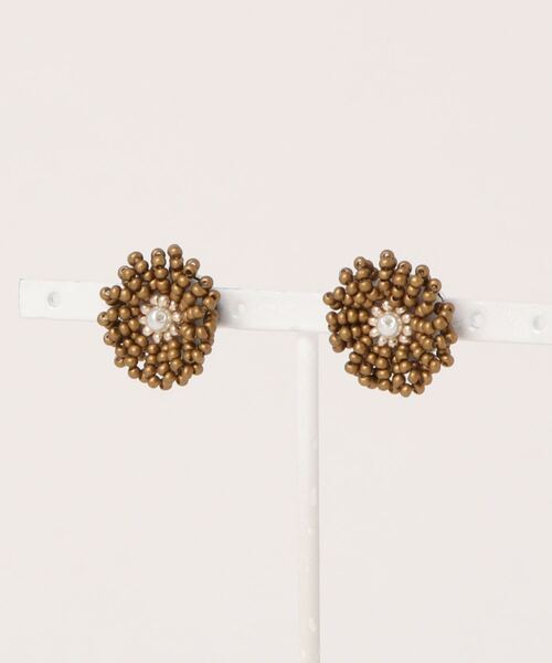 tone(トーン)の「【YM】刺繍ビーズ×2wayハートチャーム(MA)(ピアス(両耳用)・レディース・ゴールド/グレイッシュベージュ/アイボリー・FREE)」の4枚目の写真