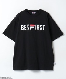 FILA（フィラ）の「【 FILA × BE:FIRST / フィラ × ビーファースト 】 BE:FIRST コラボTシャツ FB0781 DWB（Tシャツ/カットソー・メンズ）」