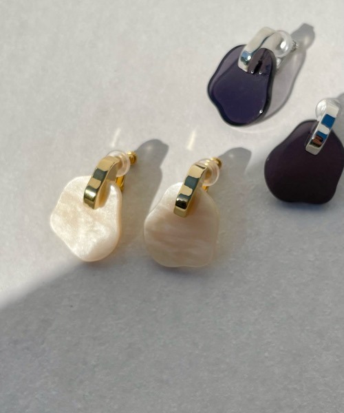 tone(トーン)の「【KuKuLu TOKYO】メタル × カラー ニュアンス クロス イヤリング(ニッケルフリー)(イヤリング・レディース・グリーン/アイボリー/ブラウン系その他/ブラック/パープル・FREE)」の4枚目の写真