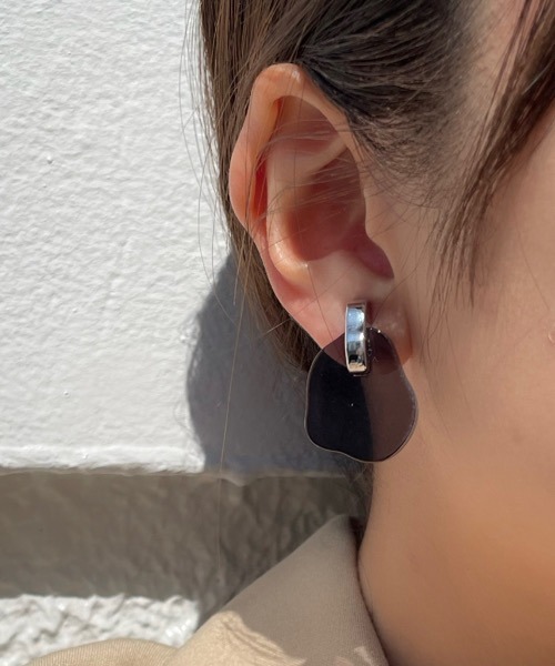 tone(トーン)の「【KuKuLu TOKYO】メタル × カラー ニュアンス クロス イヤリング(ニッケルフリー)(イヤリング・レディース・グリーン/アイボリー/ブラウン系その他/ブラック/パープル・FREE)」の2枚目の写真