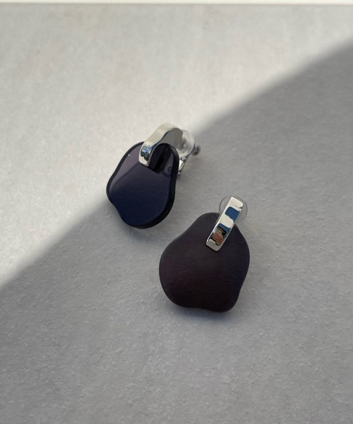tone(トーン)の「【KuKuLu TOKYO】メタル × カラー ニュアンス クロス イヤリング(ニッケルフリー)(イヤリング・レディース・グリーン/アイボリー/ブラウン系その他/ブラック/パープル・FREE)」の16枚目の写真