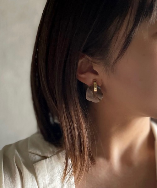 tone(トーン)の「【KuKuLu TOKYO】メタル × カラー ニュアンス クロス イヤリング(ニッケルフリー)(イヤリング・レディース・グリーン/アイボリー/ブラウン系その他/ブラック/パープル・FREE)」の15枚目の写真