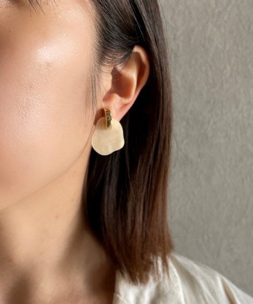 tone(トーン)の「【KuKuLu TOKYO】メタル × カラー ニュアンス クロス イヤリング(ニッケルフリー)(イヤリング・レディース・グリーン/アイボリー/ブラウン系その他/ブラック/パープル・FREE)」の13枚目の写真