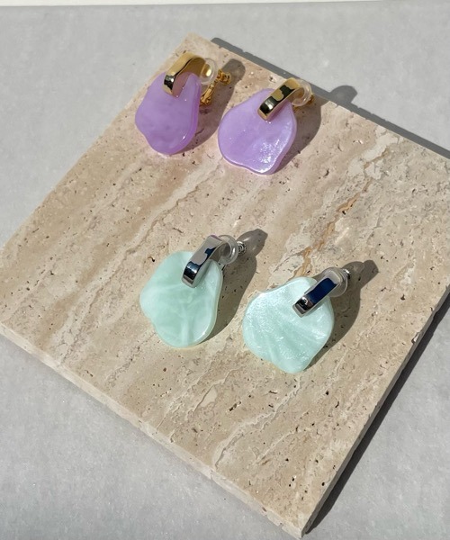 tone(トーン)の「【KuKuLu TOKYO】メタル × カラー ニュアンス クロス イヤリング(ニッケルフリー)(イヤリング・レディース・グリーン/アイボリー/ブラウン系その他/ブラック/パープル・FREE)」の11枚目の写真