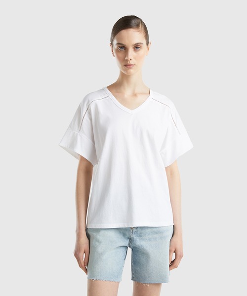 BENETTON (UNITED COLORS OF BENETTON)（ベネトンユナイテッドカラーズオブベネトン）の「フレアスリーブ前後Vネック半袖Tシャツ・カットソー（Tシャツ/カットソー・レディース・ブルー/ベージュ/ホワイト・MEDIUM/SMALL/LARGE/X-SMALL）」の2枚目の写真