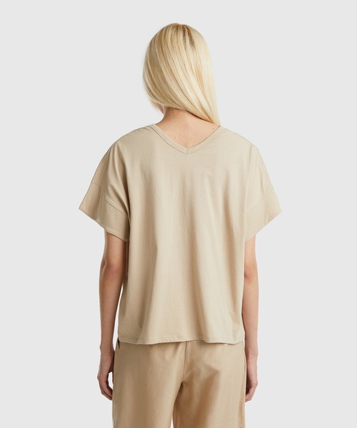 BENETTON (UNITED COLORS OF BENETTON)（ベネトンユナイテッドカラーズオブベネトン）の「フレアスリーブ前後Vネック半袖Tシャツ・カットソー（Tシャツ/カットソー・レディース・ブルー/ベージュ/ホワイト・MEDIUM/SMALL/LARGE/X-SMALL）」の5枚目の写真