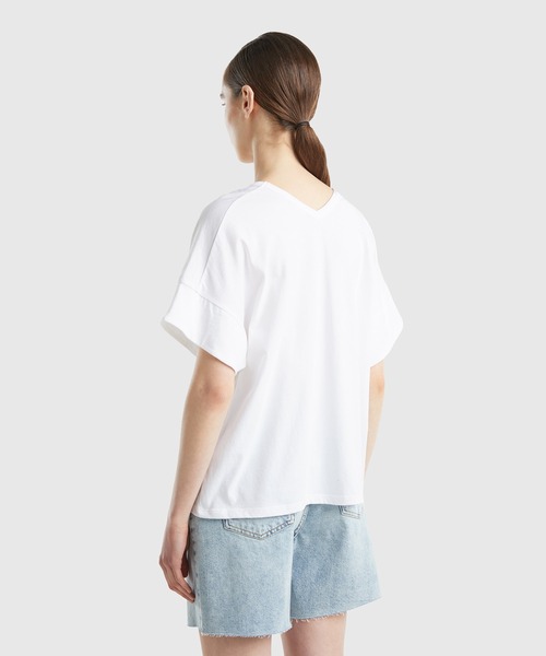 BENETTON (UNITED COLORS OF BENETTON)（ベネトンユナイテッドカラーズオブベネトン）の「フレアスリーブ前後Vネック半袖Tシャツ・カットソー（Tシャツ/カットソー・レディース・ブルー/ベージュ/ホワイト・MEDIUM/SMALL/LARGE/X-SMALL）」の7枚目の写真