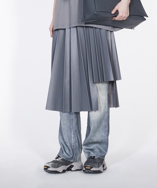 JNBY（ジェーエヌビーワイ）の「Asymmetric Pleated Faux-leather Skirt（スカート・レディース・グレー/ブルー/オレンジ・38/40/36）」の2枚目の写真