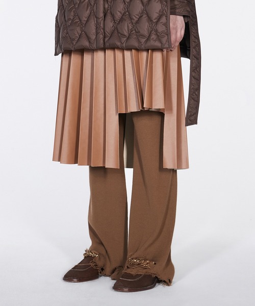 JNBY（ジェーエヌビーワイ）の「Asymmetric Pleated Faux-leather Skirt（スカート・レディース・グレー/ブルー/オレンジ・38/40/36）」の3枚目の写真