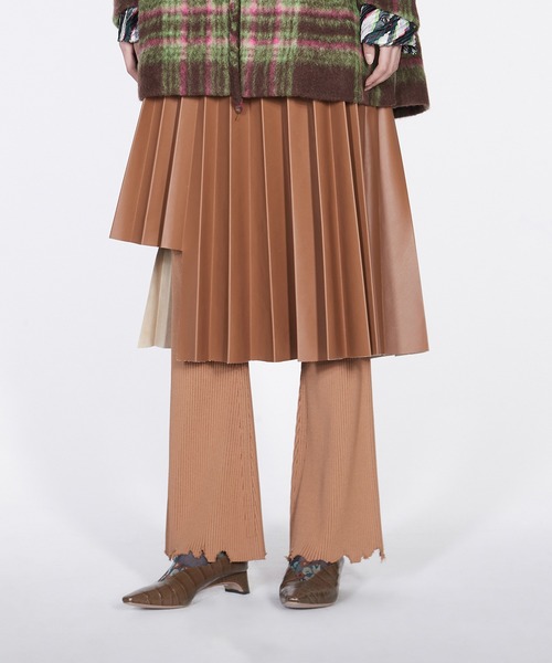 JNBY（ジェーエヌビーワイ）の「Asymmetric Pleated Faux-leather Skirt（スカート・レディース・グレー/ブルー/オレンジ・38/40/36）」の4枚目の写真