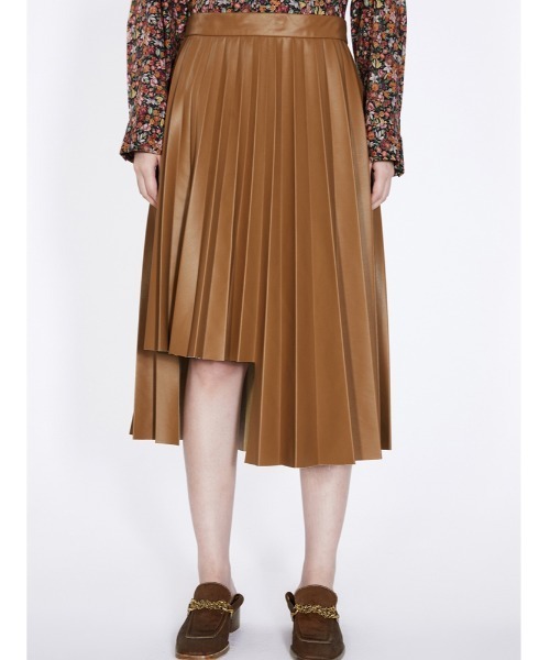 JNBY（ジェーエヌビーワイ）の「Asymmetric Pleated Faux-leather Skirt（スカート・レディース・グレー/ブルー/オレンジ・38/40/36）」の5枚目の写真