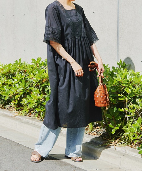 Fizz(フィズ)の「【Fizz/フィズ】 コットンボイル Vネックレース使いワンピース(ワンピース・レディース・ライトカーキ/オフホワイト/ブラック/グレイッシュベージュ・M)」の2枚目の写真