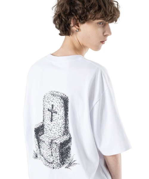 MASSNOUN(マスノウン)の「A'GEM/9 × .kom『MASSNOUN/マスノウン』TOMBSTONES SOFA/トゥームストーンズ ソファ 半袖カットソー(Tシャツ/カットソー・メンズ・ホワイト/チャコールグレー/ブラック・L)」の2枚目の写真