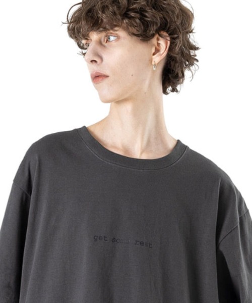 MASSNOUN(マスノウン)の「A'GEM/9 × .kom『MASSNOUN/マスノウン』TOMBSTONES SOFA/トゥームストーンズ ソファ 半袖カットソー(Tシャツ/カットソー・メンズ・ホワイト/チャコールグレー/ブラック・L)」の1枚目の写真