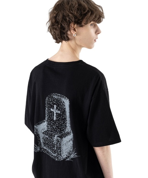 MASSNOUN(マスノウン)の「A'GEM/9 × .kom『MASSNOUN/マスノウン』TOMBSTONES SOFA/トゥームストーンズ ソファ 半袖カットソー(Tシャツ/カットソー・メンズ・ホワイト/チャコールグレー/ブラック・L)」の3枚目の写真