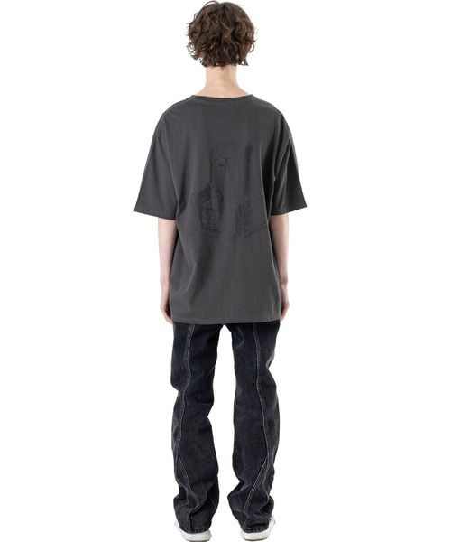 MASSNOUN(マスノウン)の「A'GEM/9 × .kom『MASSNOUN/マスノウン』TOMBSTONES SOFA/トゥームストーンズ ソファ 半袖カットソー(Tシャツ/カットソー・メンズ・ホワイト/チャコールグレー/ブラック・L)」の22枚目の写真