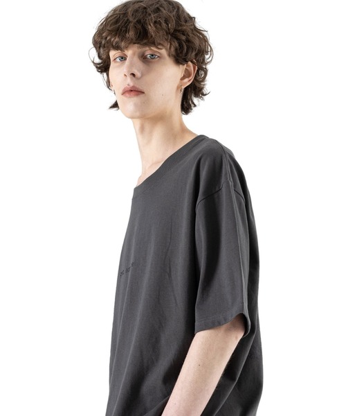 MASSNOUN(マスノウン)の「A'GEM/9 × .kom『MASSNOUN/マスノウン』TOMBSTONES SOFA/トゥームストーンズ ソファ 半袖カットソー(Tシャツ/カットソー・メンズ・ホワイト/チャコールグレー/ブラック・L)」の18枚目の写真