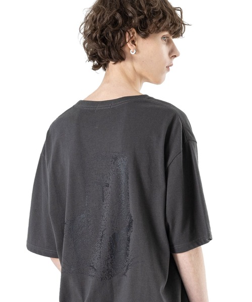 MASSNOUN(マスノウン)の「A'GEM/9 × .kom『MASSNOUN/マスノウン』TOMBSTONES SOFA/トゥームストーンズ ソファ 半袖カットソー(Tシャツ/カットソー・メンズ・ホワイト/チャコールグレー/ブラック・L)」の19枚目の写真