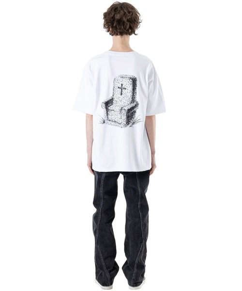 MASSNOUN(マスノウン)の「A'GEM/9 × .kom『MASSNOUN/マスノウン』TOMBSTONES SOFA/トゥームストーンズ ソファ 半袖カットソー(Tシャツ/カットソー・メンズ・ホワイト/チャコールグレー/ブラック・L)」の7枚目の写真