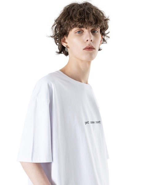 MASSNOUN(マスノウン)の「A'GEM/9 × .kom『MASSNOUN/マスノウン』TOMBSTONES SOFA/トゥームストーンズ ソファ 半袖カットソー(Tシャツ/カットソー・メンズ・ホワイト/チャコールグレー/ブラック・L)」の4枚目の写真