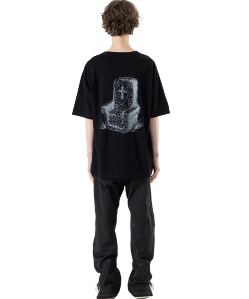 MASSNOUN(マスノウン)の「A'GEM/9 × .kom『MASSNOUN/マスノウン』TOMBSTONES SOFA/トゥームストーンズ ソファ 半袖カットソー(Tシャツ/カットソー・メンズ・ホワイト/チャコールグレー/ブラック・L)」の17枚目の写真