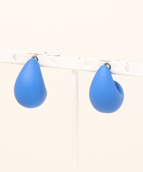 Fun & Daily（ファンアンドデイリー）の「マットカラーカールピアス（ピアス（両耳用）・レディース・ブラック/ブルー/パープル/イエロー/オレンジ/ホワイト/グリーン/ピンク/レッド・FREE）」の4枚目の写真
